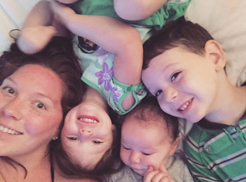 Muốn đánh thức con dậy mỗi sáng với tâm trạng hạnh phúc, hãy thử cách này của Katie Chiavarone